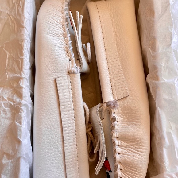 BNWB MINNETONKA WHITE LEATHER SIZE 6 WOMEN’S - Picture 9 of 10
